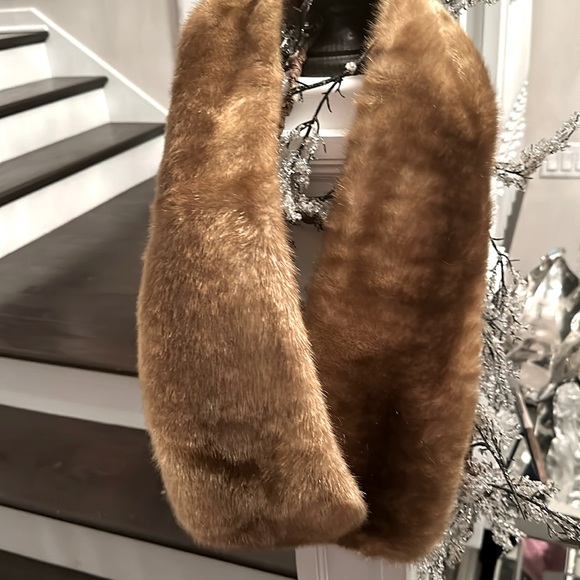 AMICALE FAUX FUR WRAP STOLE - Picture 1 of 2